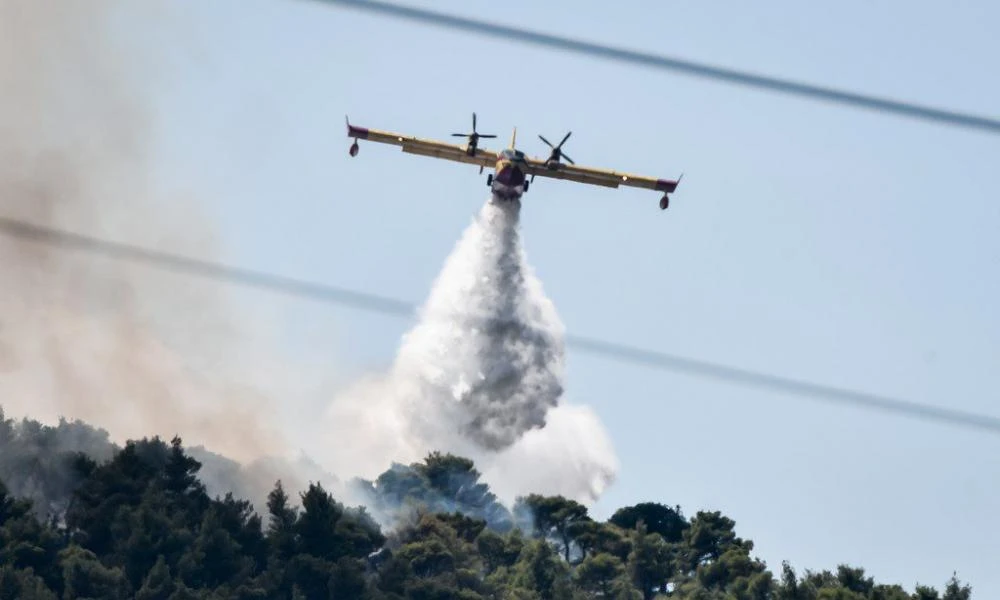 Υπό μερικό έλεγχο τέθηκε η φωτιά σε χαμηλή βλάστηση στο Μαρούσι